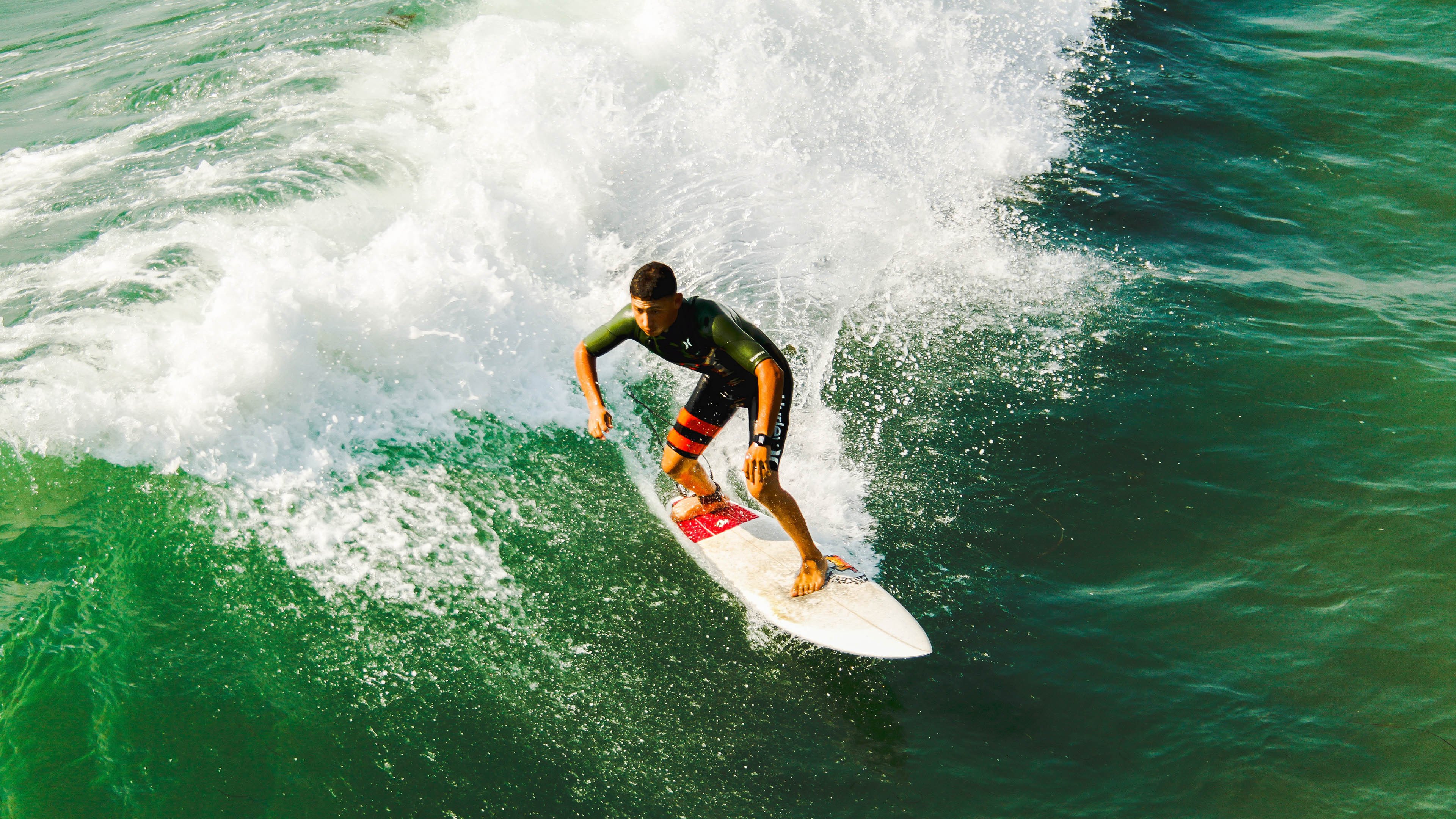 九游官网-大连英博主场气氛火爆，球迷热情高涨，大连英雄室内足球场