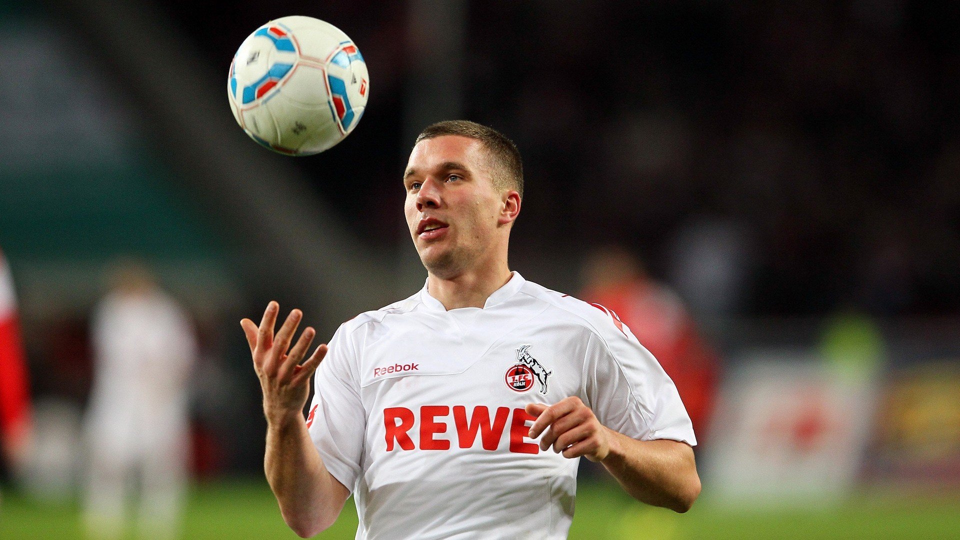 赛场内外:球员在粉丝中的人气与影响力,赛场内外英文